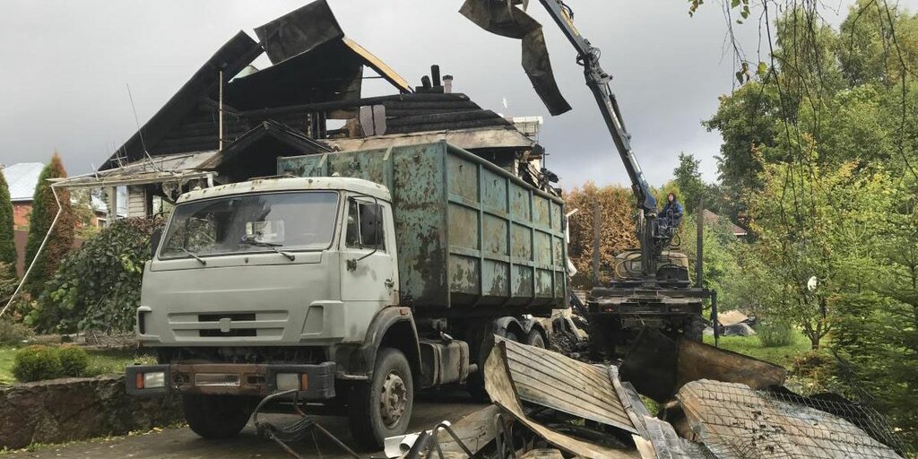 Вывоз мусора после пожара с утилизацией в Махачкале в октябре