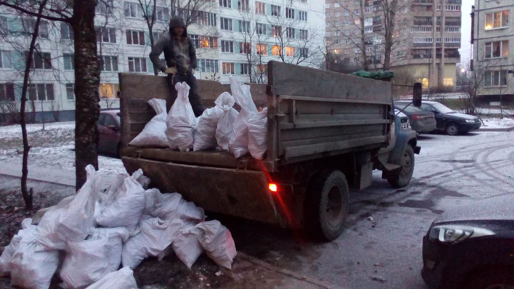 Вывоз мусора в мешках в Махачкале в октябре