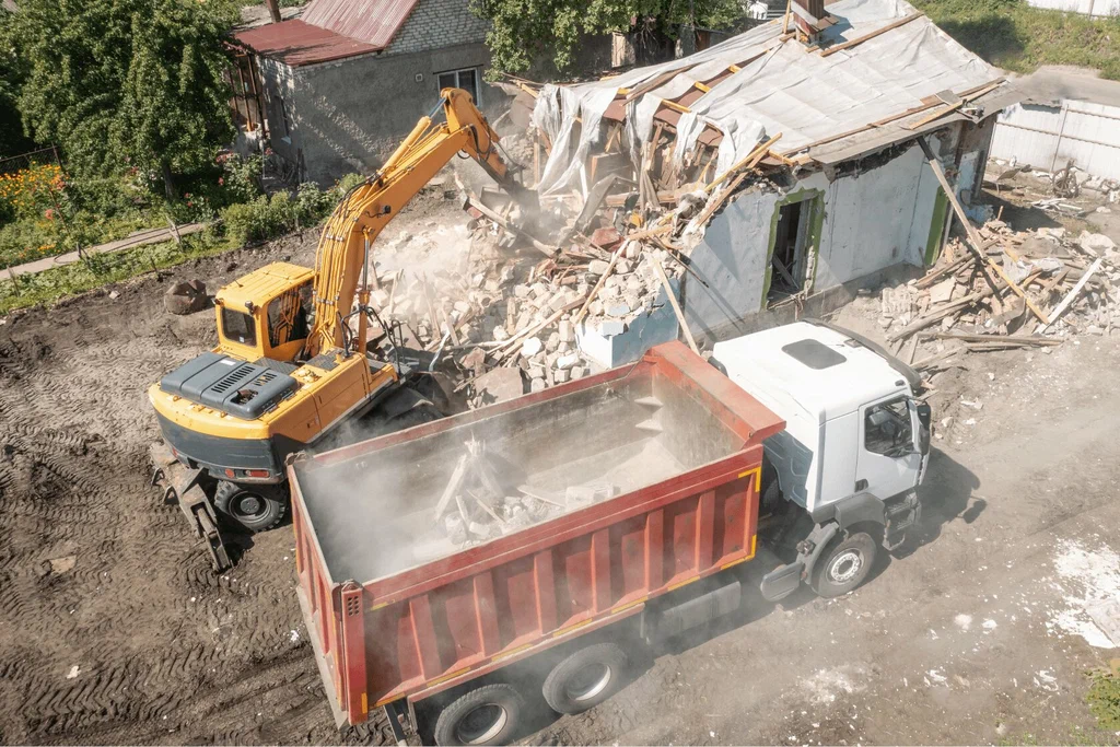Вывоз мусора после сноса зданий с выездом в Махачкале в октябре