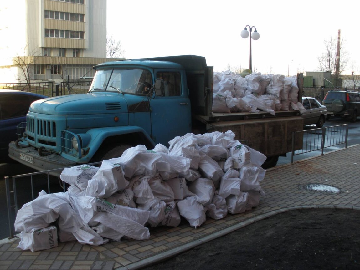 Вывоз мусора ЗИЛом в Махачкале от ПроМусор: аренда самосвала ЗИЛ от 2330 руб