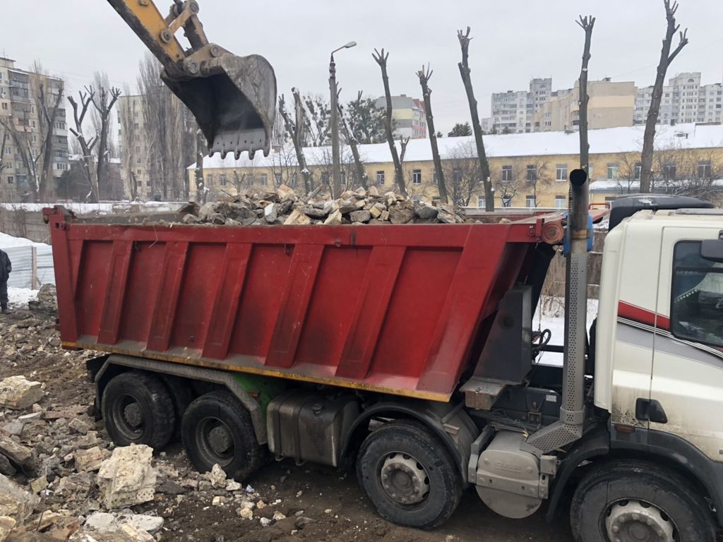 Вывоз мусора Камазом в Махачкале в октябре