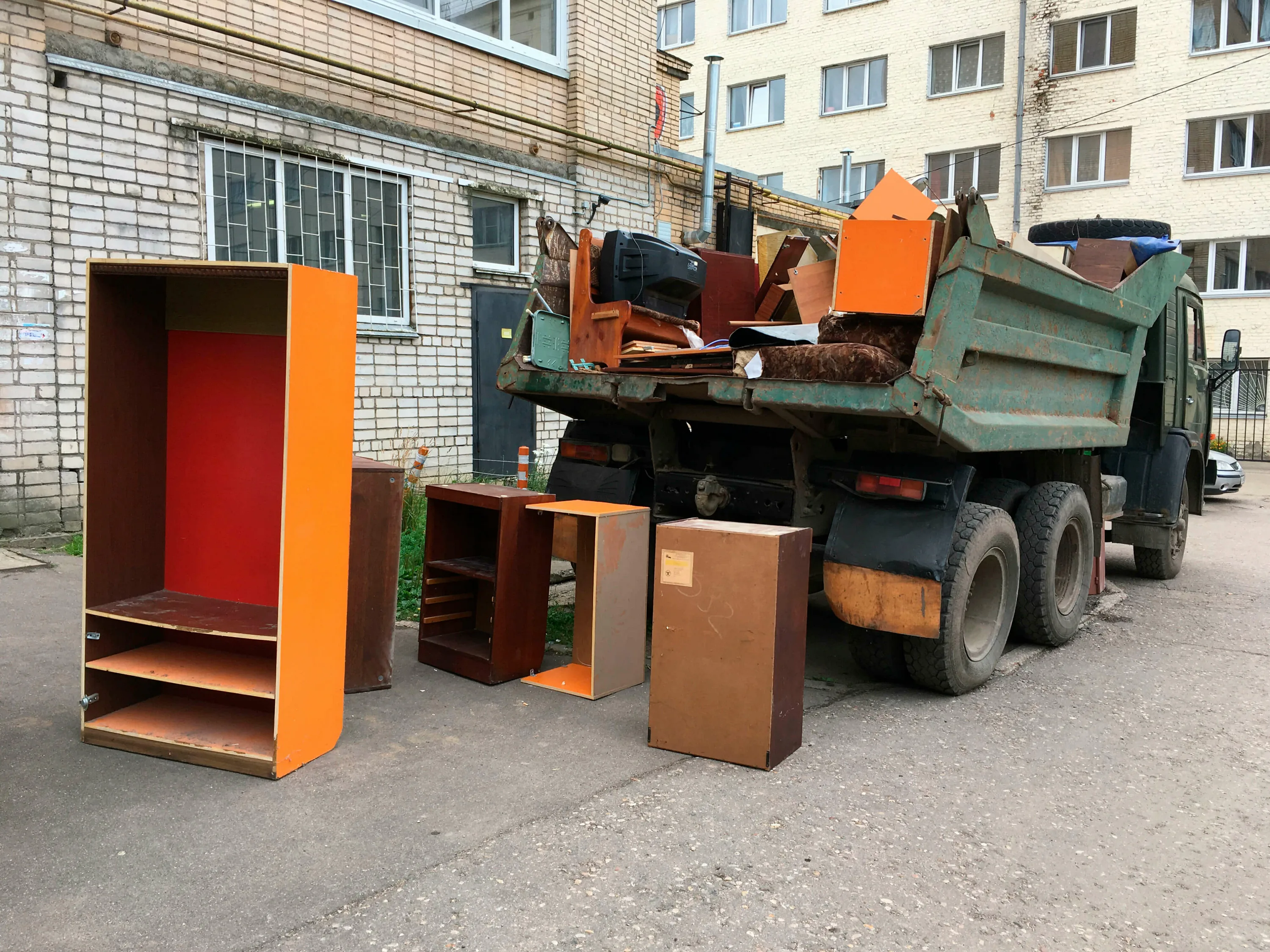 Утилизация старой мебели с вывозом и разбором в Махачкале в октябре