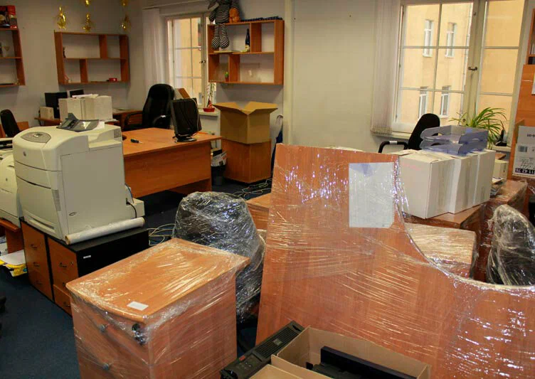 Вывоз старой офисной мебели в Махачкале в октябре