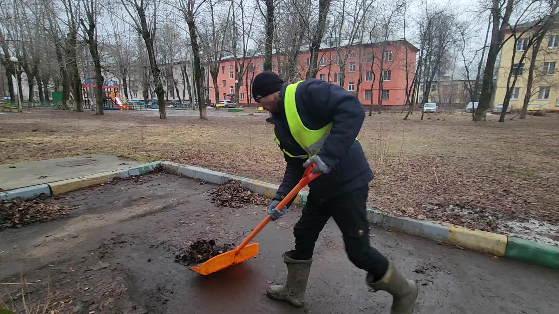 Уборка территорий в Махачкале в октябре