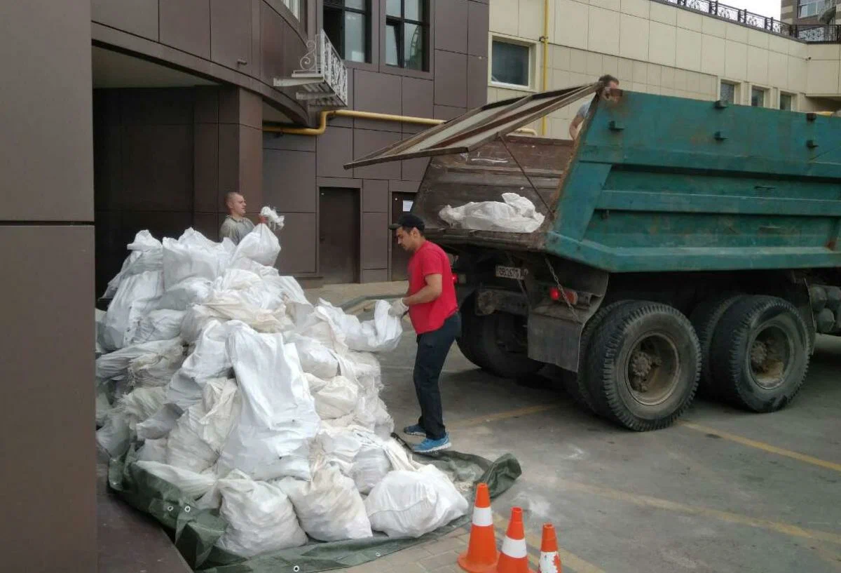 Вывоз мусора из подвала в Махачкале от ПроМусор – уборка, разбор завалов и очистка, цены от 2485 руб