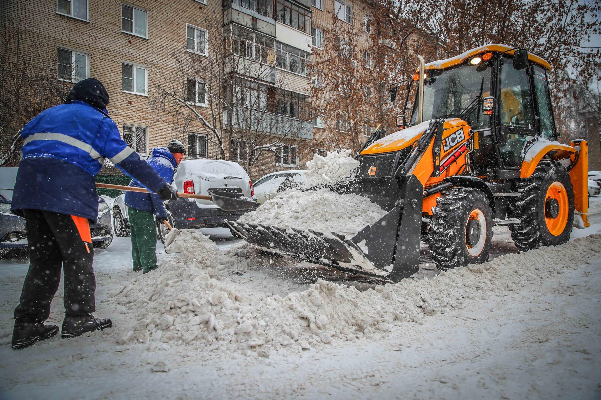 Очистка дворов от снега и наледи в Махачкале — уборка снега, трактор и ручная, цены от 518 руб. | ПроМусор