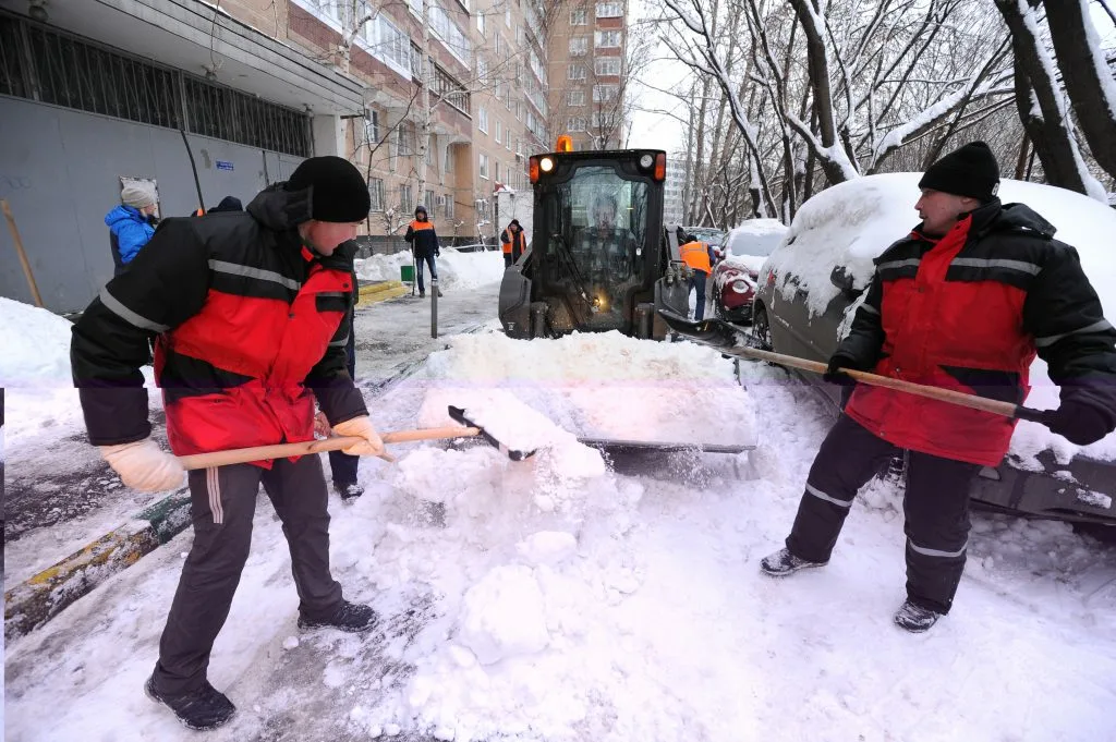 Очистка дворов от снега с гарантией результата в Махачкале в октябре