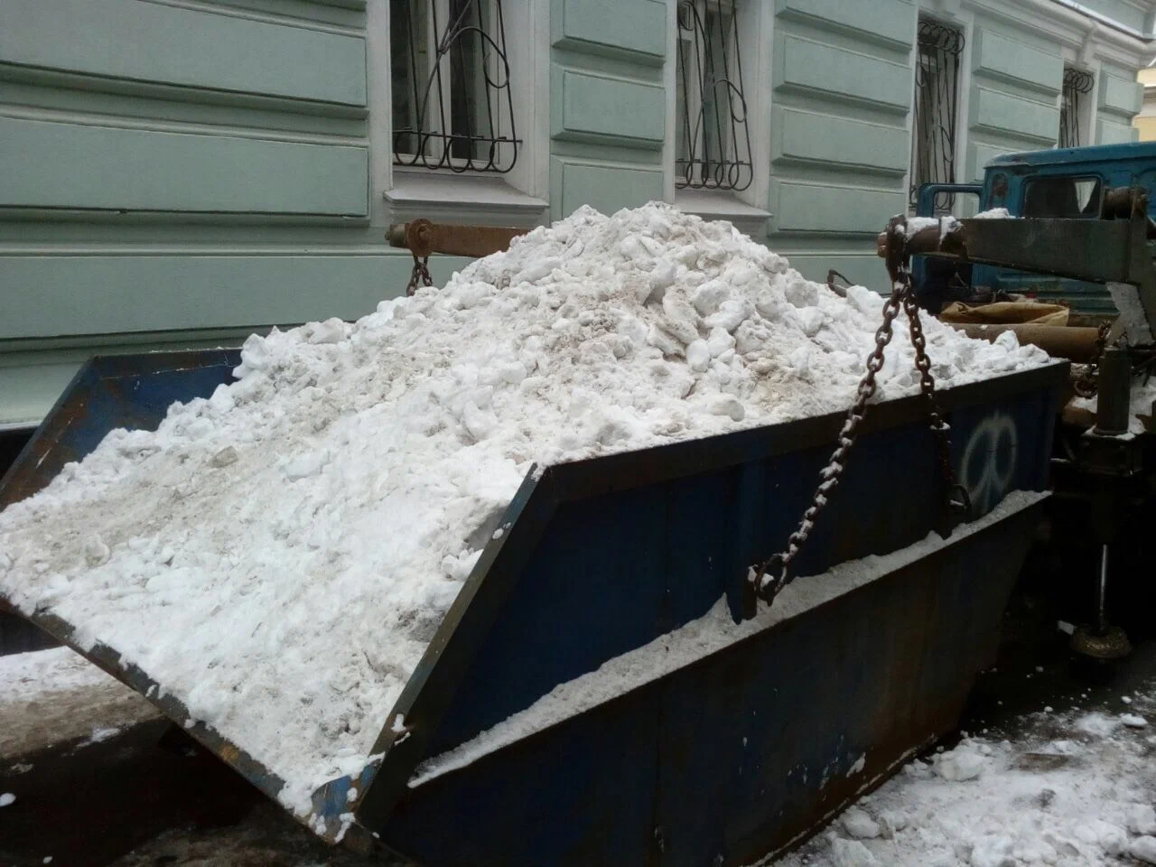 Вывоз снега контейнерами в Махачкале в октябре